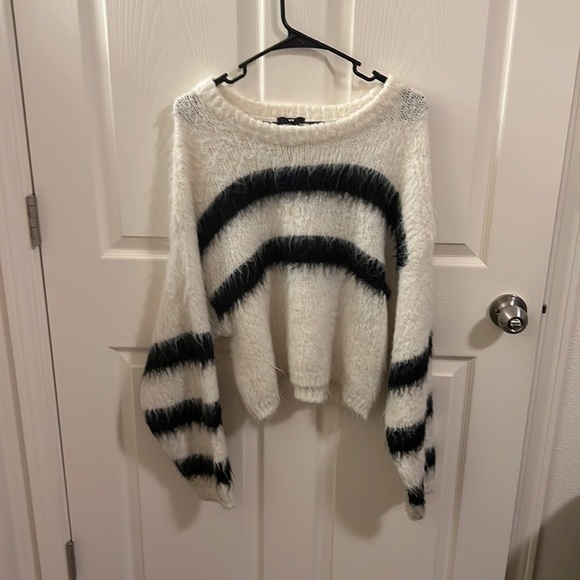 H&M sweater extra small really soft very comfortable - Picture 4 of 8
